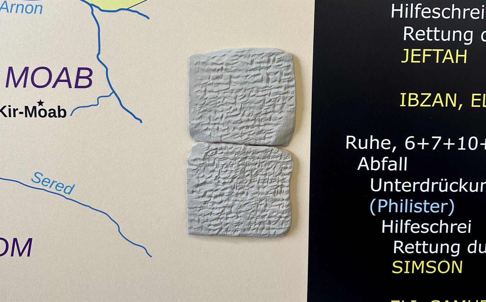 Nachbildung der Tontafel EA 288 in zwei Bruchstücken